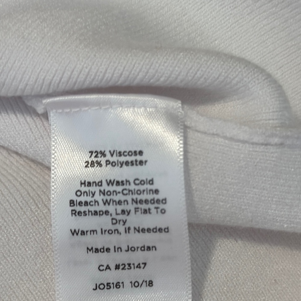 Elegant White V-Neck Women's Top - Picture 5 of 5